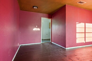 Foyer/Entryway of 21' x 17' Living Room:  Ample na