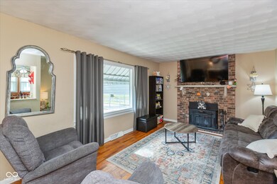 560 Barnett Ct, Whiteland, IN 46184 - photo 3