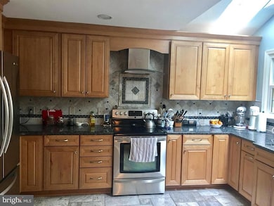 15463 Waters Creek Dr, Centreville, VA 20120 - photo 2