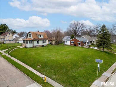 910 W Pleasant St, Davenport, IA 52804 - photo 4