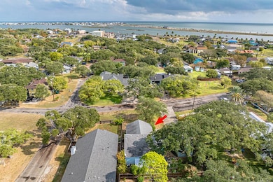 909 N Austin St, Rockport, TX 78382 - photo 2