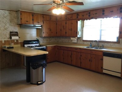 Kitchen has plenty of counter, cabinet space and g