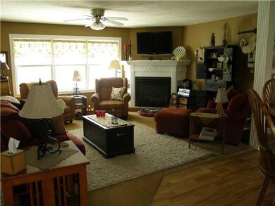 Living Room Gas fireplace!