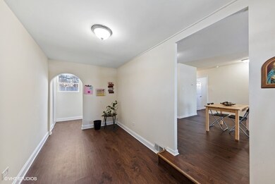 844 Navajo Dr, Carpentersville, IL 60110 - photo 2