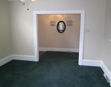 Living Room. Cable ready. Window blinds will stay 