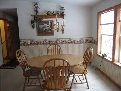 Dining Room. A BEAUTIFUL VIEW OF THE WILDLIFE OUTD