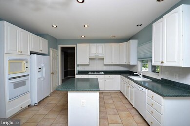 9915 Bagpipe Ct, Bristow, VA 20136 - photo 4