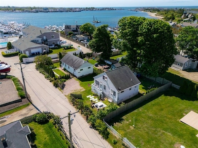 Cape style cottage with Beach roses, walking dista