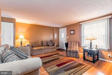 943 Foxcroft Ln, Essex, MD 21221 - photo 6