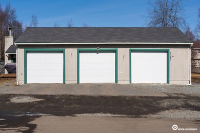 3_ExteriorGarage.jpg