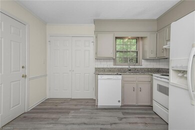 Side entry door and laundry off kitchen