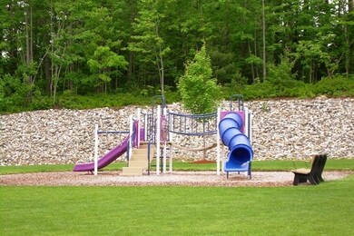 2 Crestview Cir unit 84, Londonderry, NH 03053 - photo 4