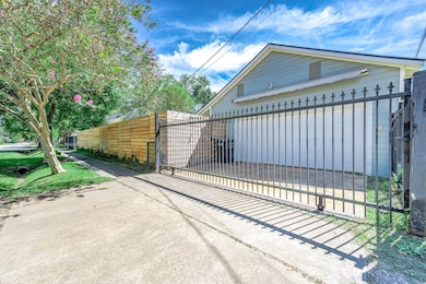 1651 Columbia St, Houston, TX 77008 - photo 4