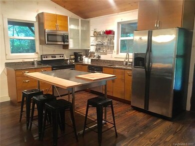 Main Cabin: Kitchen with island