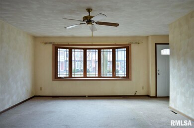 4621 Warren St, Davenport, IA 52806 - photo 3