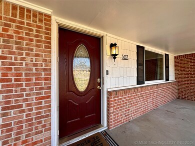 COVERED PORCH FRONT ENTRYWAY