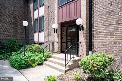 9745 Kings Crown Ct unit 1, Fairfax, VA 22031 - photo 2