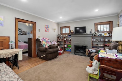559 E Pleasant St-6