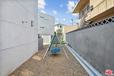 819 E La Palma Dr unit 3, Inglewood, CA 90301 - photo 2