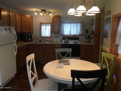 Kitchen & Eating Area