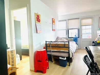 Carlyle Skyline Towers unit 8N, Flushing, NY 11355 - photo 2