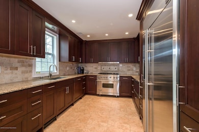 04_17WalnutCt_5_Kitchen_HiRes