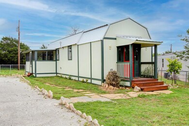 402 Lois Cir, Granbury, TX 76049 - photo 3