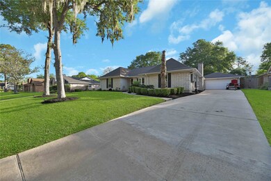 5423 Appleblossom Ln, Friendswood, TX 77546 - photo 2