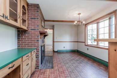 5_kitchen_desk___dining_area_with_bay_wi