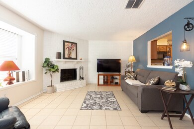 4014 Laura Leigh Dr unit 4014, Friendswood, TX 77546 - photo 3