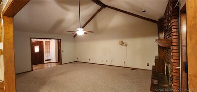 Living room w/vaulted ceiling