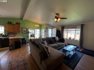 621 Dufur Ave, Maupin, OR 97037 - photo 5