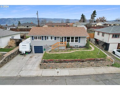 727 E 20th St, the Dalles, OR 97058 - photo 2