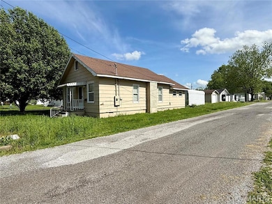 802 E Main St, Christopher, IL 62822 - photo 3