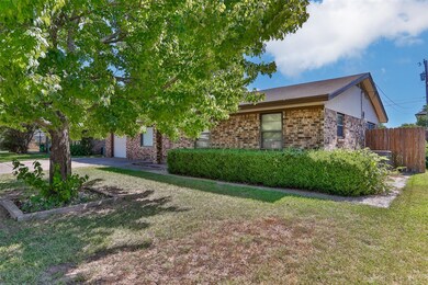 1114 Kent Dr, Gainesville, TX 76240 - photo 3