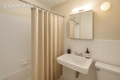 15 Charles Street at Waverly Place unit 2H, New York, NY 10014 - photo 6