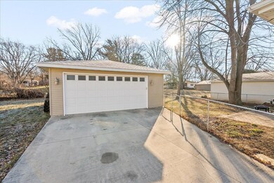 2302 Victory Dr, Cedar Falls, IA 50613 - photo 2