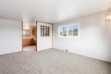 1210 16th St SW, Cedar Rapids, IA 52404 - photo 2