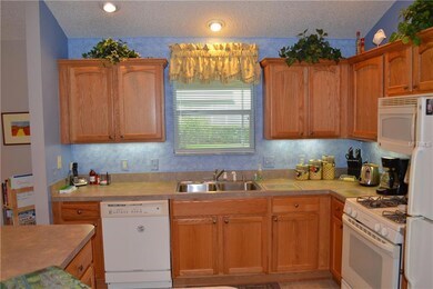 17470 SE 71st Birchbrook Ave, The Villages, FL 32162 - photo 3