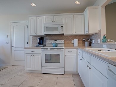 WONDERFUL KITCHEN WITH DINING NOOK.  WHITE BAY CAB