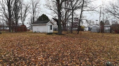 946 Sherman St, Logansport, IN 46947 - photo 4