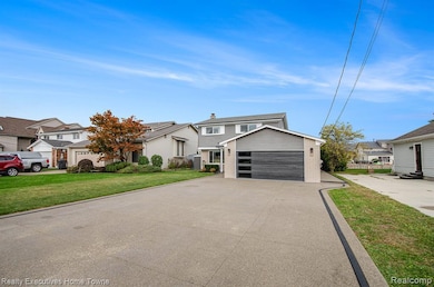 37762 Huron Pointe Dr, Harrison Township, MI 48045 - photo 4