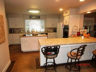BRIGHT KITCHEN