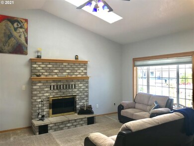 382 Morse Ave, Creswell, OR 97426 - photo 2