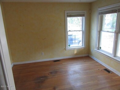 16 DINING ROOM
