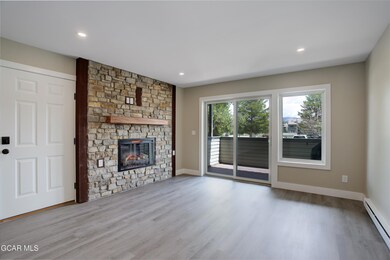 83 GCR 8400 A5_LivingRoomB