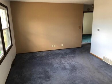 2705 Matthew Dr SW, Cedar Rapids, IA 52404 - photo 3