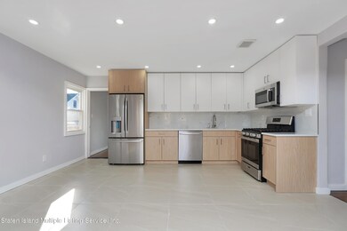 (4) KITCHEN