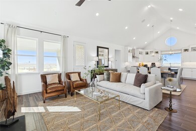 Impressive great room with vaulted ceilings (*Arti