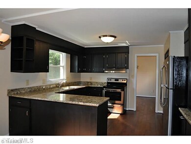 914 Woods Dr, Statesville, NC 28677 - photo 5